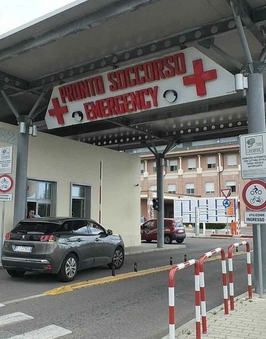 Padre e figlio feriti nell’auto che sbanda e finisce in un fossato
