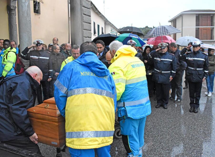 Vigili urbani e volontari della Misericordia per l’addio a Menichini