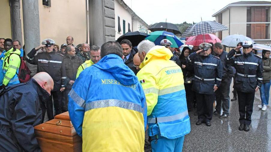 Vigili urbani e volontari della Misericordia per l’addio a Menichini