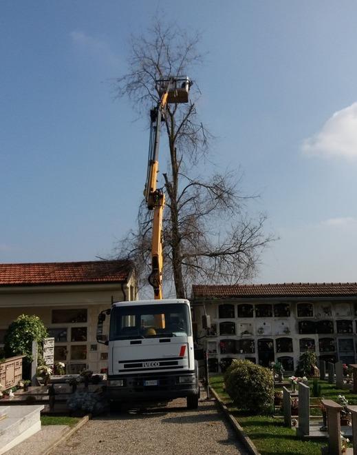 Il cimitero di San Giovanni sistemato da tre cittadini 