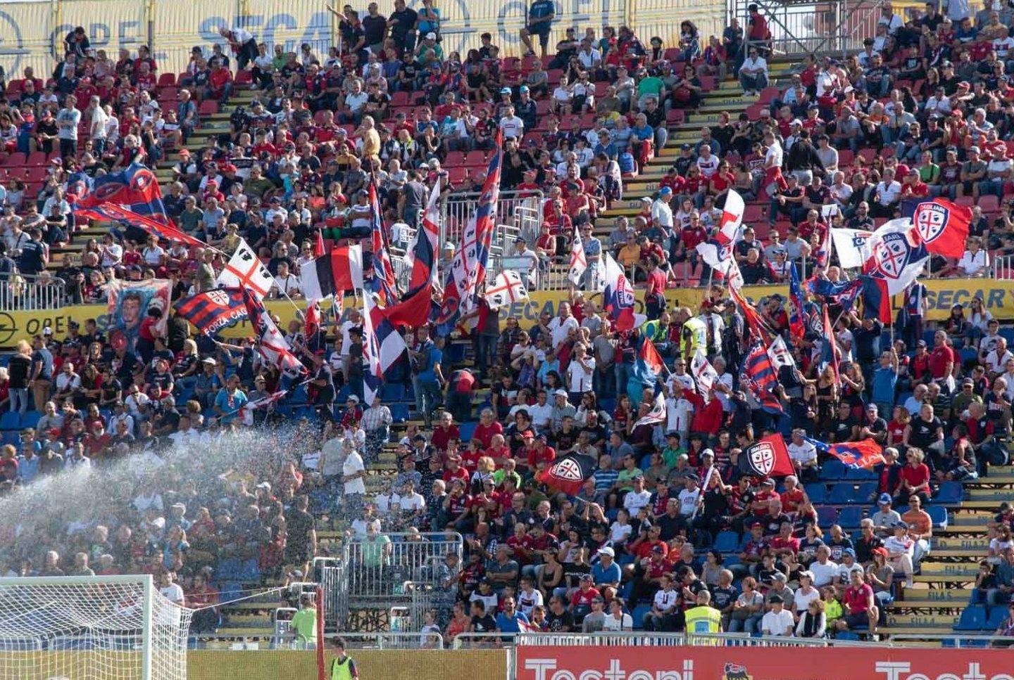 Tutti allo stadio con sciarpe e bandiere 