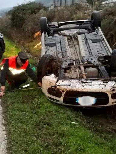 Con l’auto rubata vanno fuori strada 