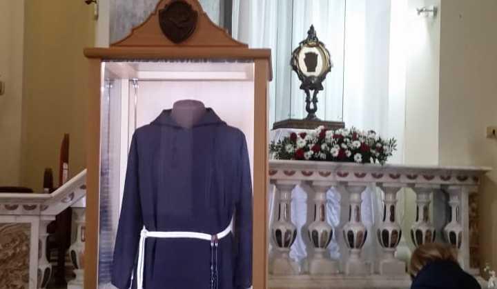 Lacrime e preghiere per Padre Pio
