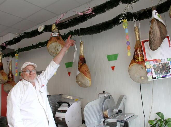 Ladri affamati fanno razzia di prosciutti 