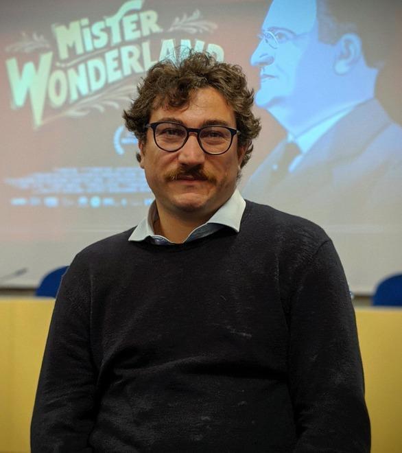 Da Lucca agli Stati Uniti per raccontare mister Wonderland, un umile artigiano diventato il re del teatro