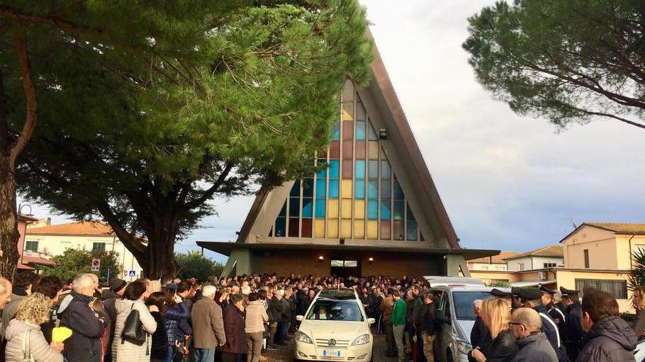 In mille in lacrime per l'addio a Martina: «Ci lasci un arcobaleno di colori»