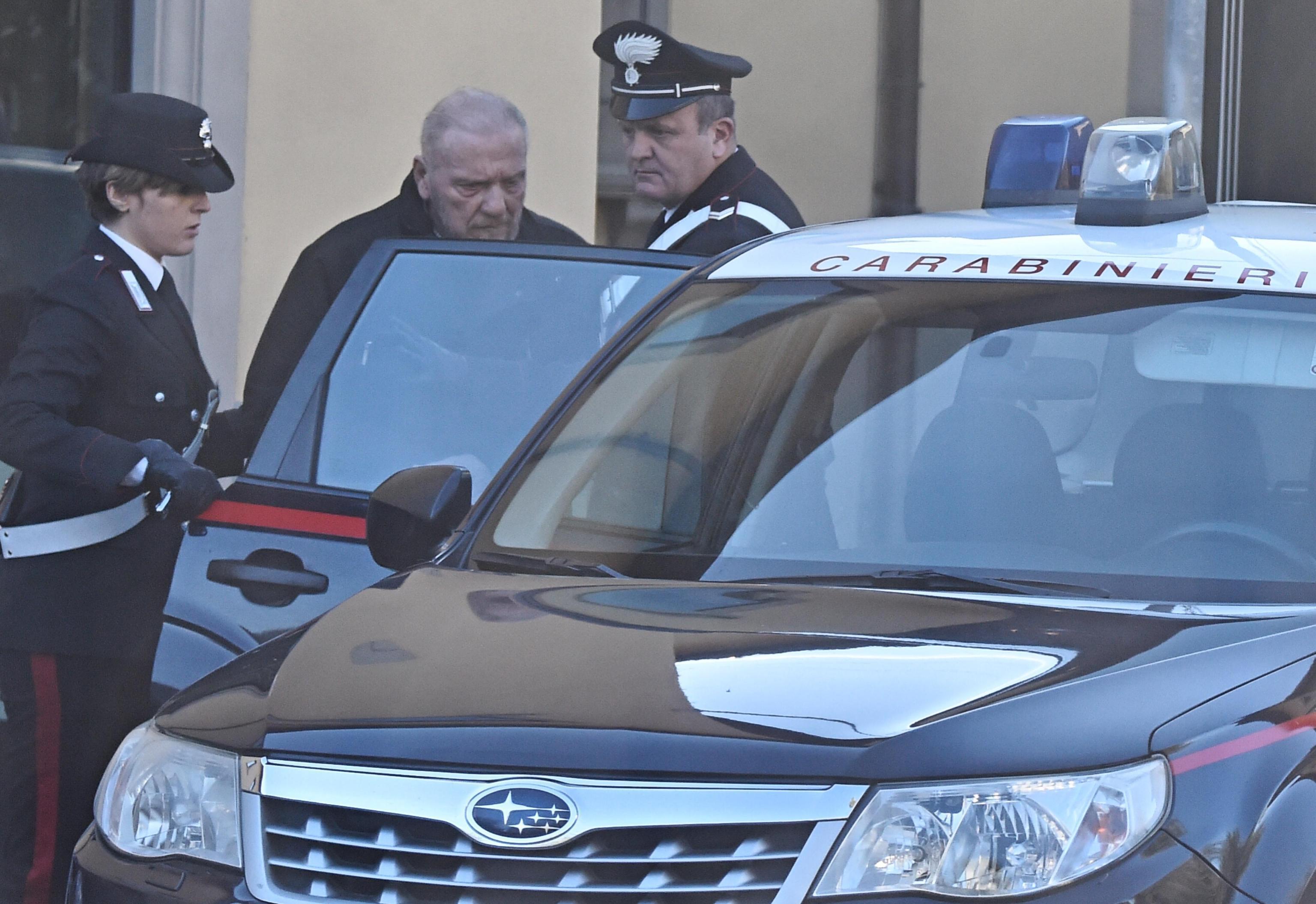 Rodolfo Fiesoli mentre viene arrestato dai carabinieri di Padova