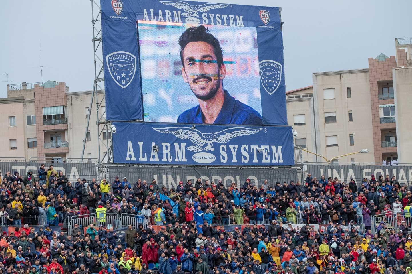 L'immagine di Davide Astori sugli spalti della Sardegna Arena (foto Mario Rosas)