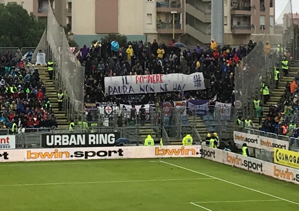 Cagliari-Fiorentina, i tifosi viola ricordano i tre vigili del fuoco morti