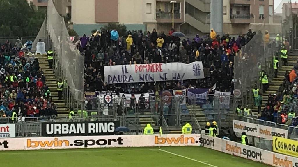 Cagliari-Fiorentina, i tifosi viola ricordano i tre vigili del fuoco morti