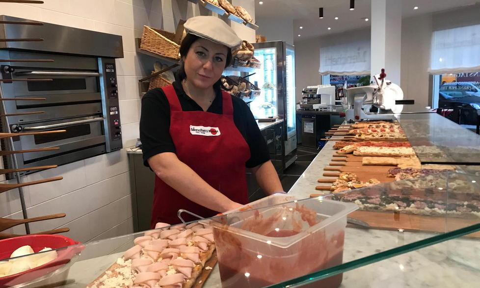 La commessa del forno Menchetti di via Roma