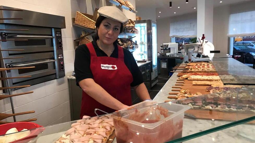 La commessa del forno Menchetti di via Roma