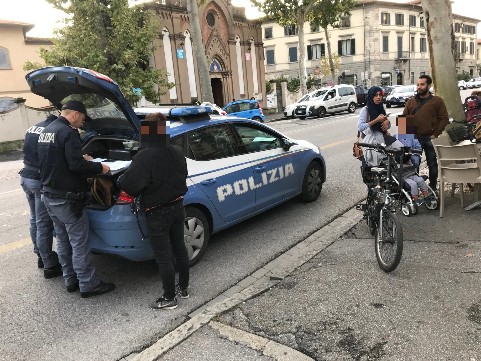 La cinese fermata dalla polizia e, a destra, la famigliola pakistana a cui è stata presa la bicicletta
