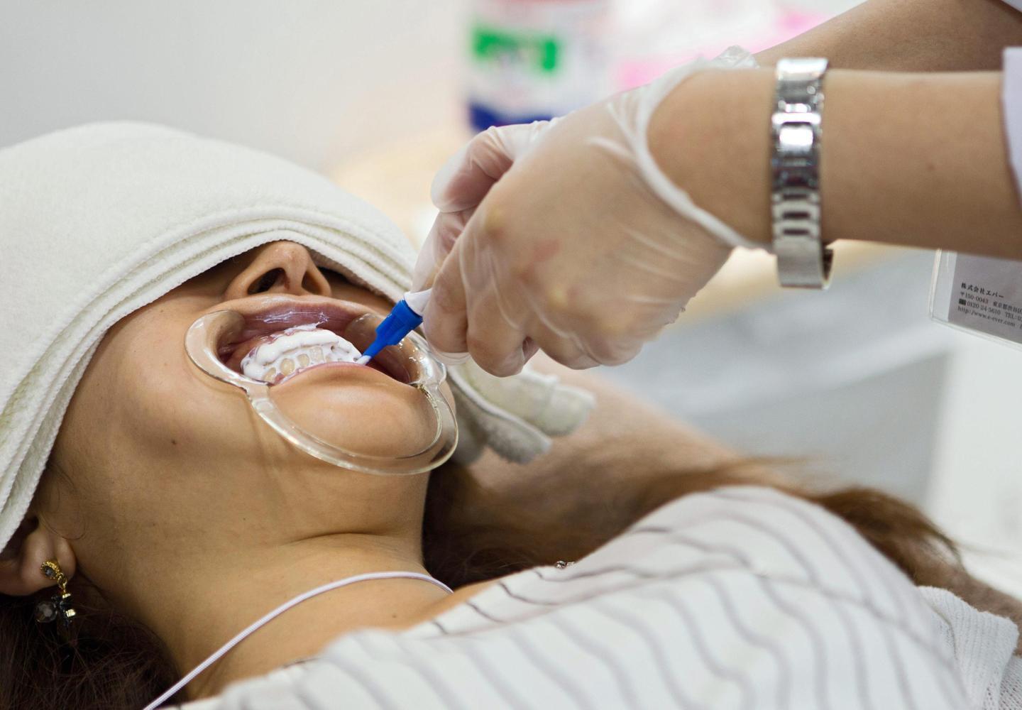 Acqua e limone al mattino, lo smalto dei denti è a rischio 