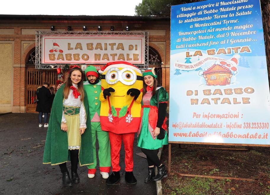 I personaggi di Elfolandia di fronte all’ingresso della Salute, da ieri ribattezzata Baita di Babbo Natale