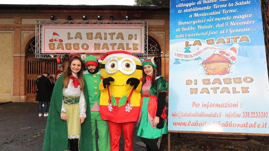I personaggi di Elfolandia di fronte all’ingresso della Salute, da ieri ribattezzata Baita di Babbo Natale