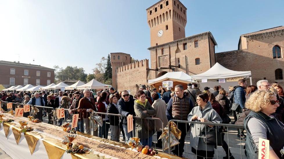 Formigine. Che abbuffata in piazza per il “dolce mattone” record