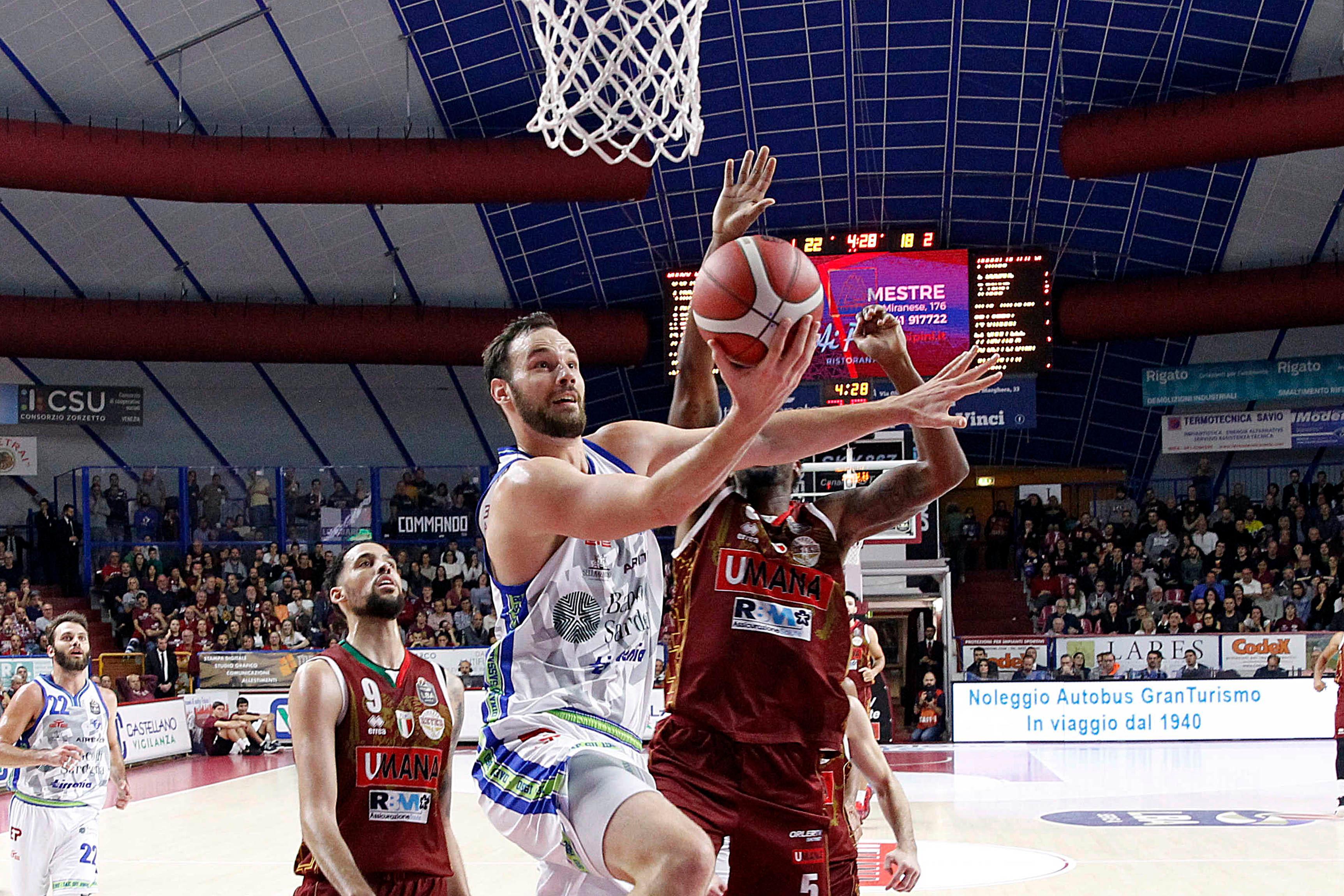 Bilan (Dinamo) in azione nella sfida contro Venezia