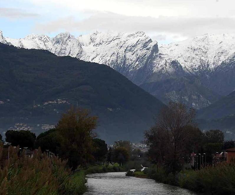 Risveglio da cartolina con le Apuane imbiancate 