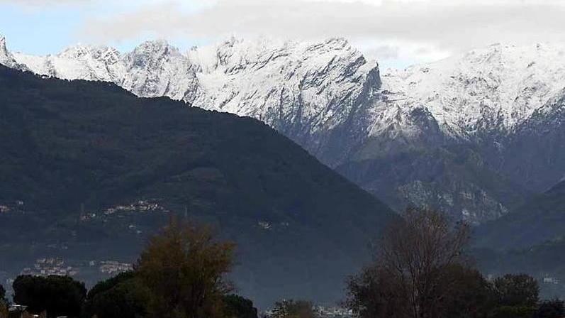 Risveglio da cartolina con le Apuane imbiancate