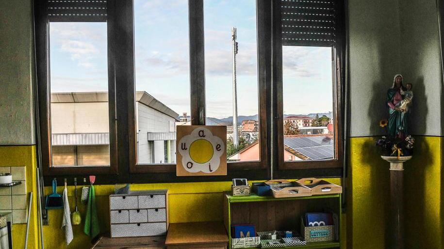 I genitori della scuola Moni al sindaco: «Via l’antenna»