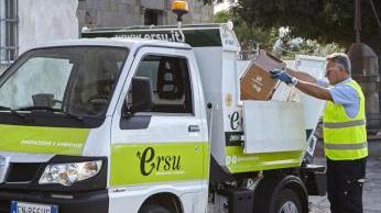 Polemiche sui sacchetti di Ersu: vanno pagati e presi a Pietrasanta
