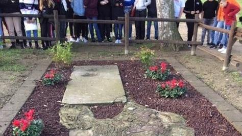 Restaurato il monumento Rossi: «Liberati dai comunisti»