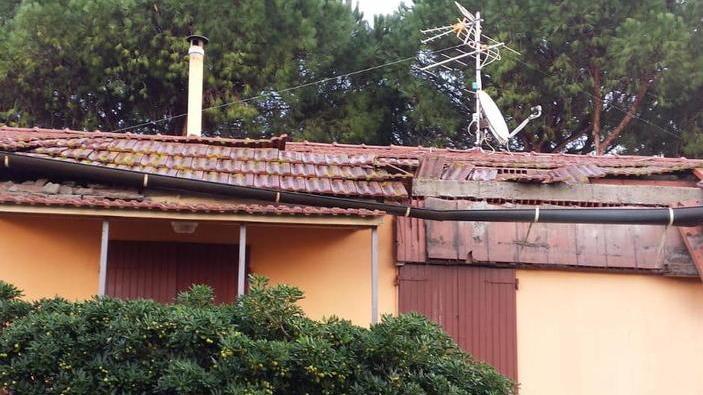 Due fulmini su una palazzina tetto sfondato, casa inagibile