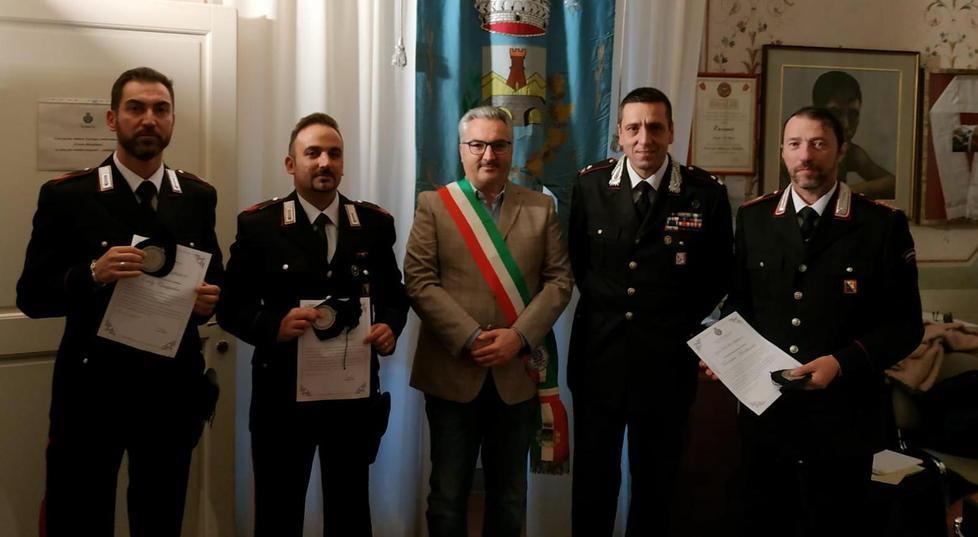 Premiati tre carabinieri per aver salvato un’aspirante suicida