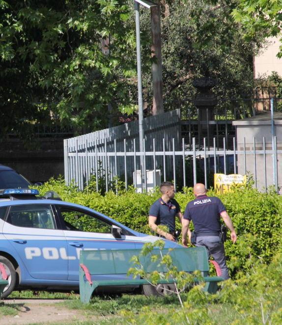 Tenta di impiccarsi a un albero: salvato da due poliziotti