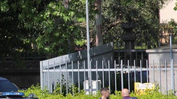 Tenta di impiccarsi a un albero: salvato da due poliziotti