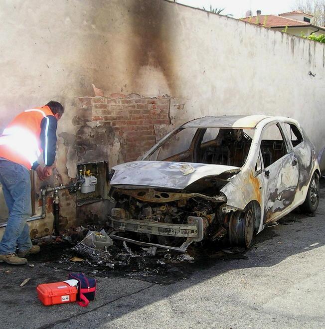 Auto in fiamme nella notte indagine della polizia