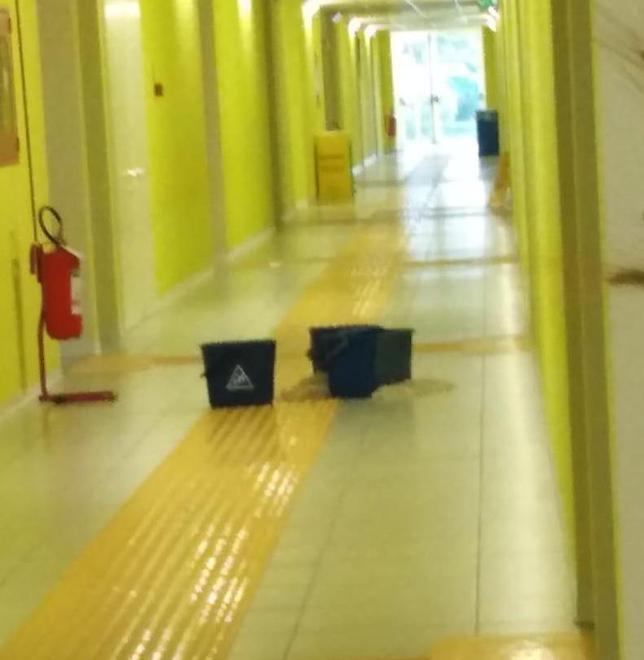 Piove nelle elementari I genitori protestano e la politica bisticcia
