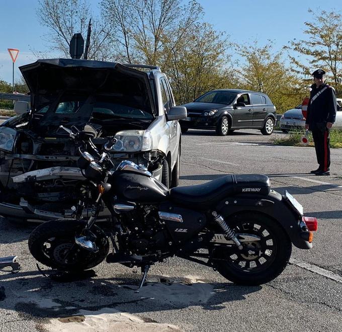 Scontro auto moto all’incrocio Giovane finisce in ospedale