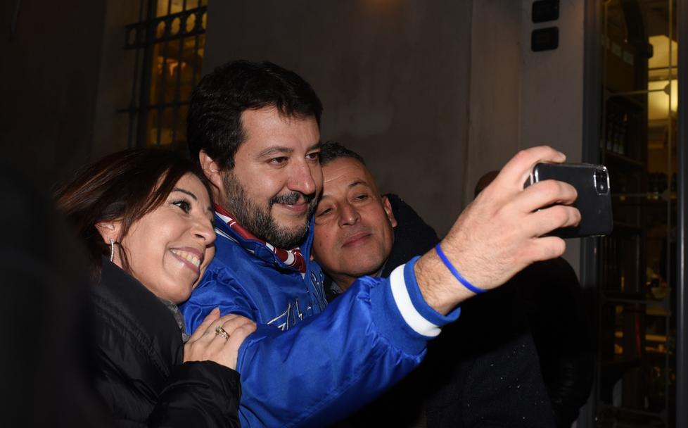 Salvini irrompe all’aperitivo e oscura la Borgonzoni 