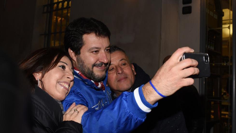 Salvini irrompe all’aperitivo e oscura la Borgonzoni
