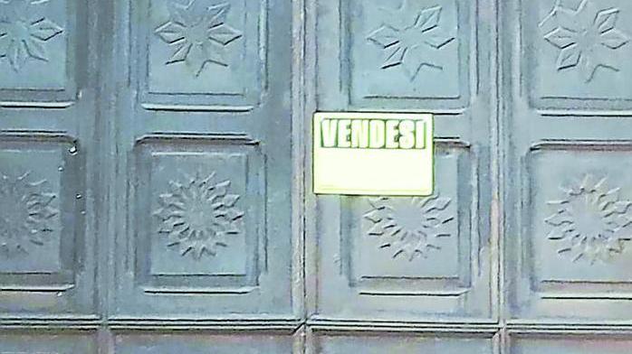 Cartello “Vendesi” sulla chiesa Il don: «Provocazione, però...»
