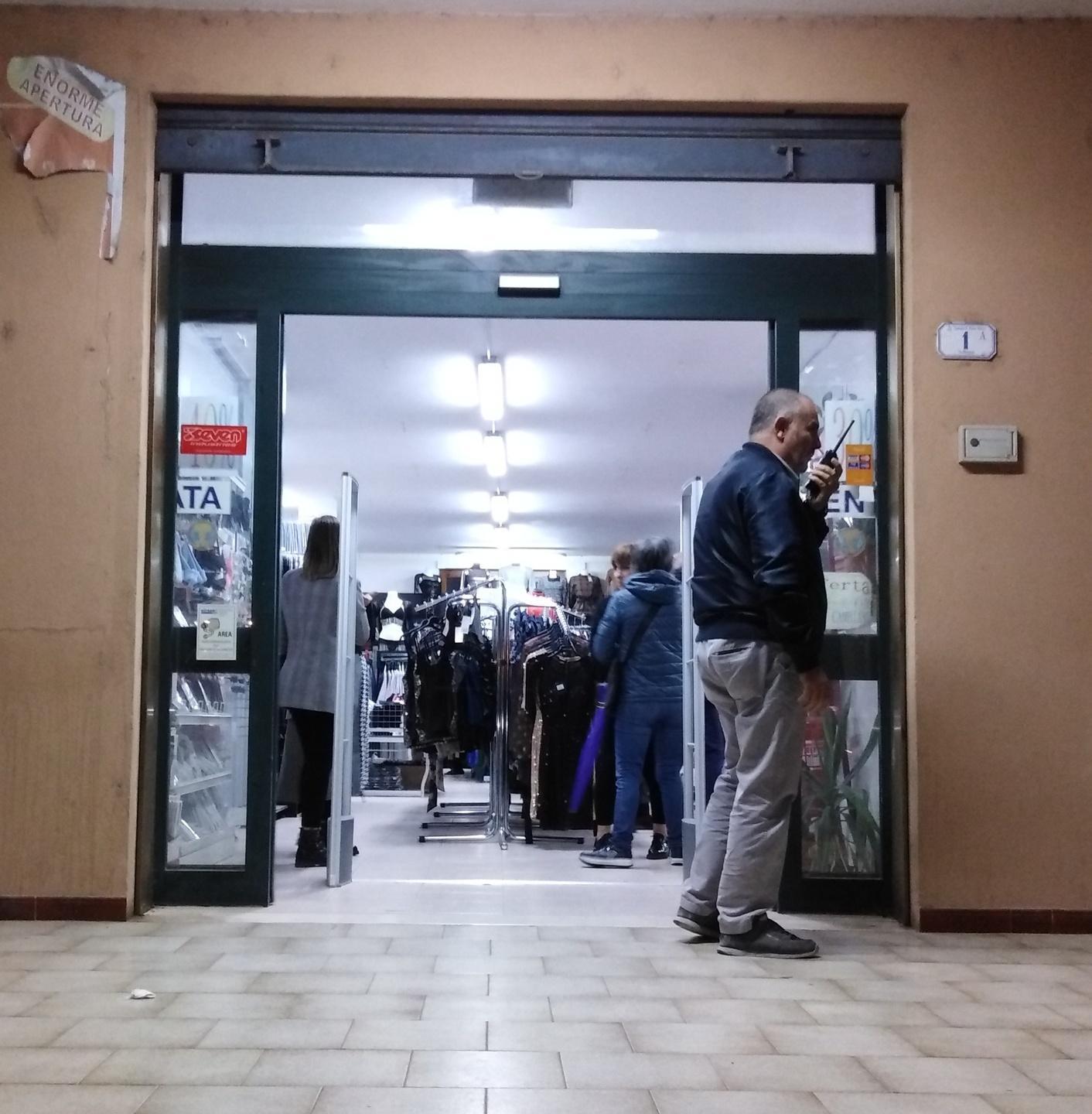 Pistola in faccia alla commessa: «Dammi i soldi o ti uccido»