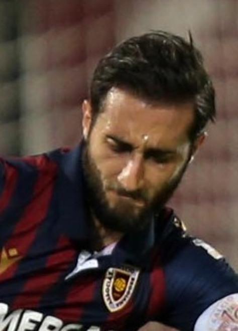 La difesa rende onore al capitano