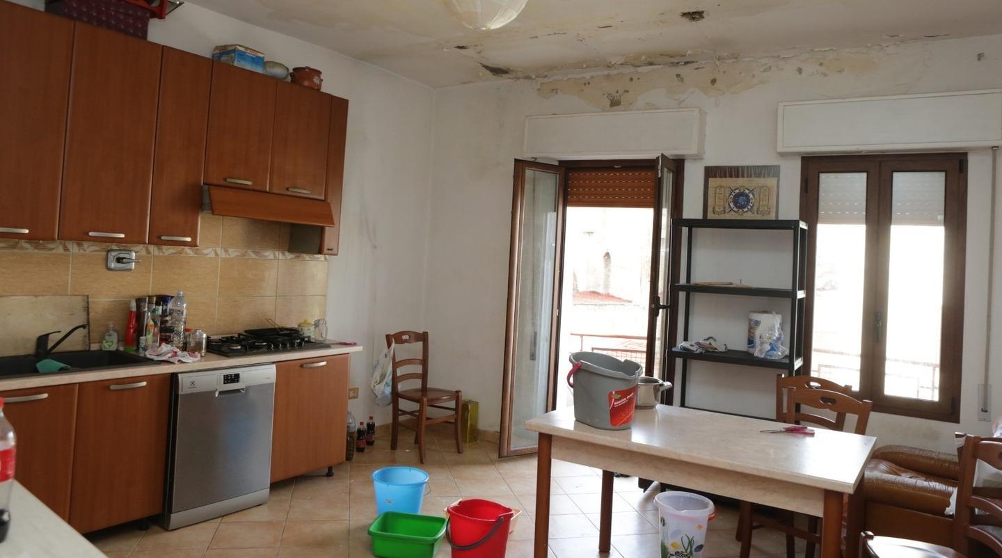 Sassari, rischio crollo dopo il rogo: «Ora piove dentro casa» 