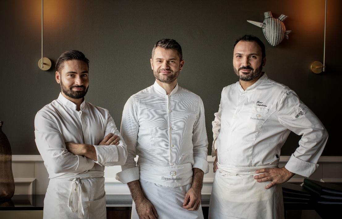 Lo  chef Enrico Bartolini (al centro) tra i fratelli Mario e Remo Capitaneo che lo affiancano ai fornelli del ristorante al Mudec di Milano