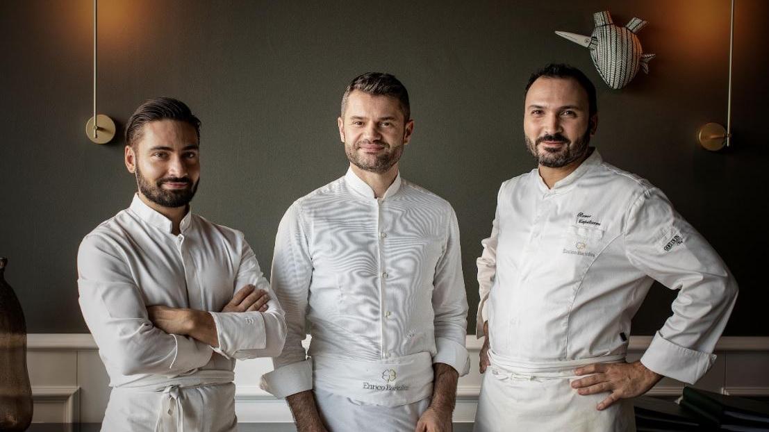 Lo chef Enrico Bartolini (al centro) tra i fratelli Mario e Remo Capitaneo che lo affiancano ai fornelli del ristorante al Mudec di Milano