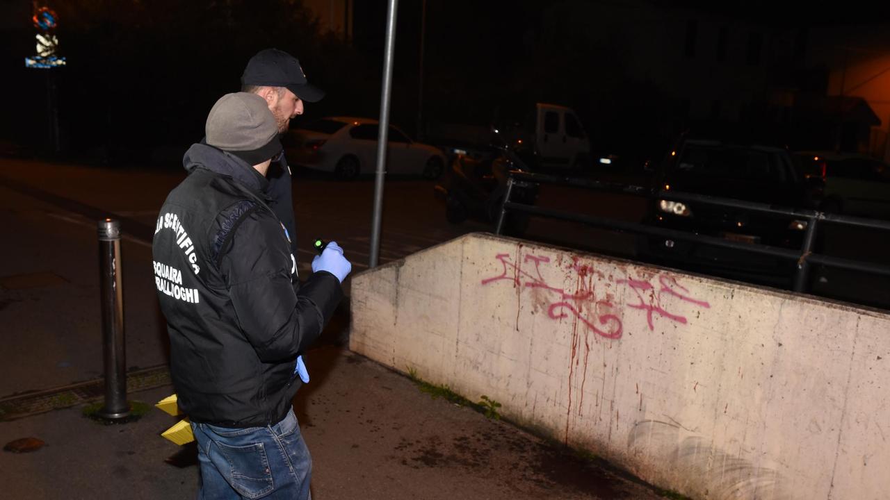 La scientifica nel sottopassaggio di viale Ramazzino dopo la lite