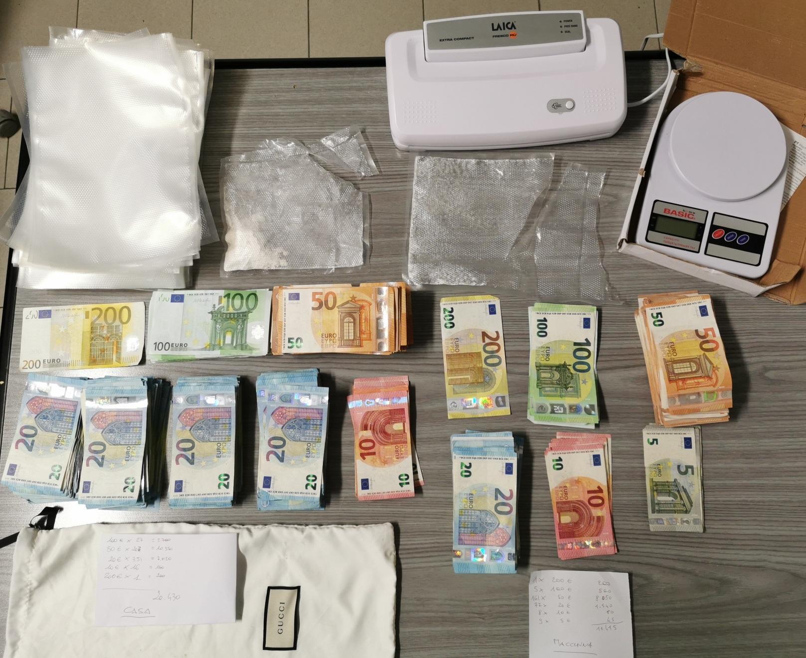 Parte della cocaina e del denaro sequestrati al 34enne arrestato