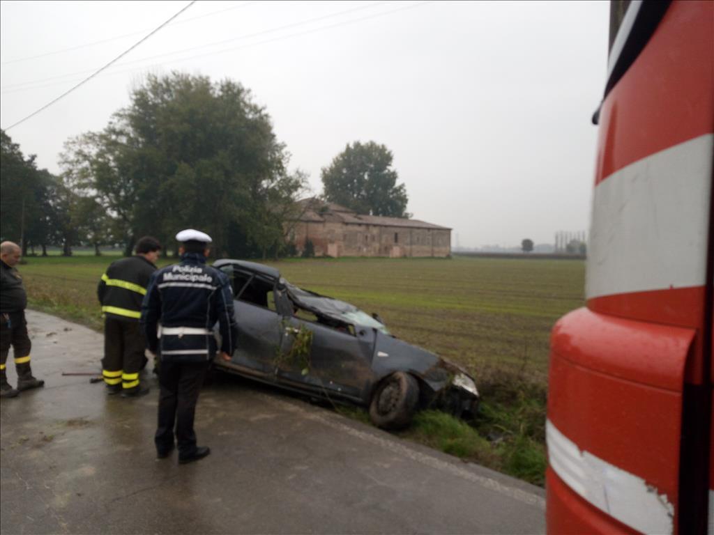 L'auto della donna incinta di 8 mesi, finita fuori strada in via San Martino a Correggio