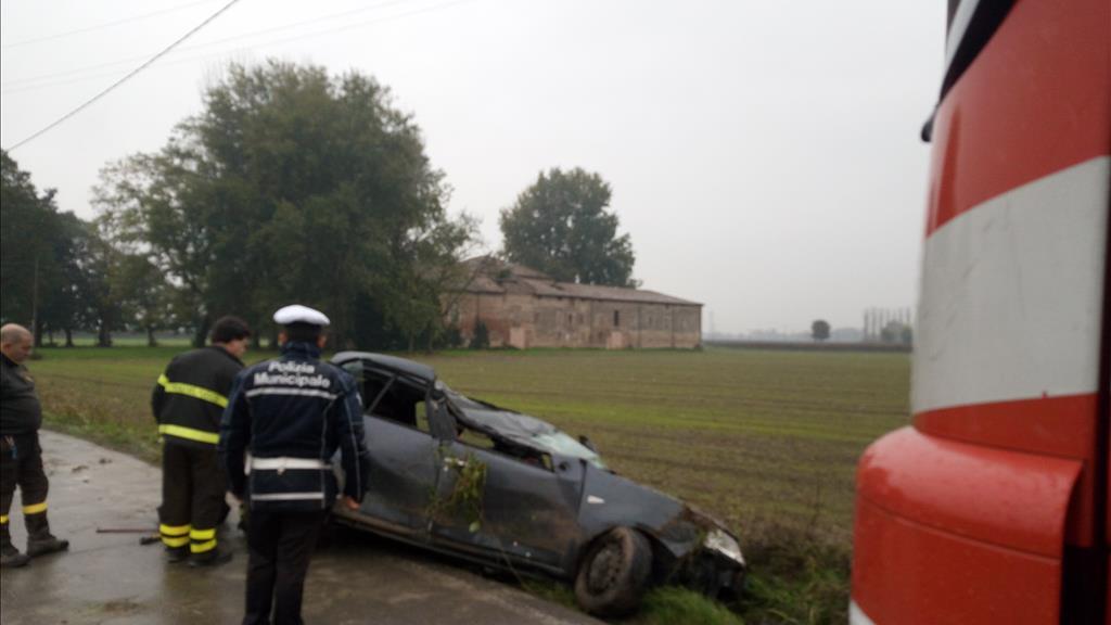 L'auto della donna incinta di 8 mesi, finita fuori strada in via San Martino a Correggio