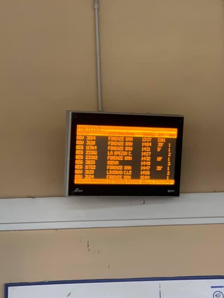 La situazione dei ritardi dei treni fra Livorno e Firenze, in una foto pubblicata alle 14.30 dell'11 novembre da Laura Oliveti sul gruppo Facebook "Pendolari della linea ferroviaria Firenze-Empoli-Pisa-(Livorno/La Spezia)"