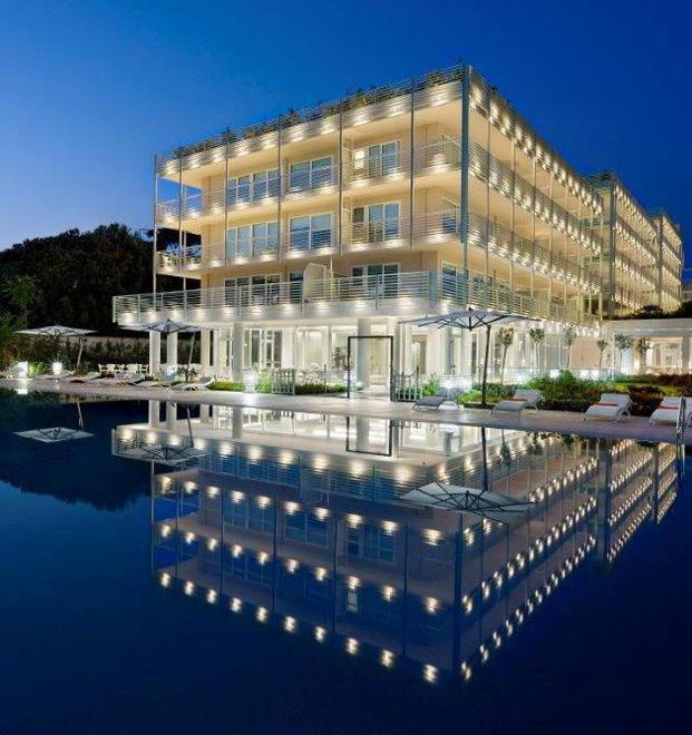 Una Hotel seleziona 25 addetti per bar, sala, cucina e accoglienza 