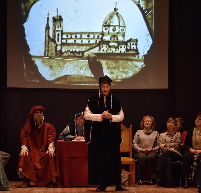 Un momento del processo al condottiero Farinata degli Uberti che è stato celebrato ieri pomeriggio nella sala teatro Il Momento a Empoli