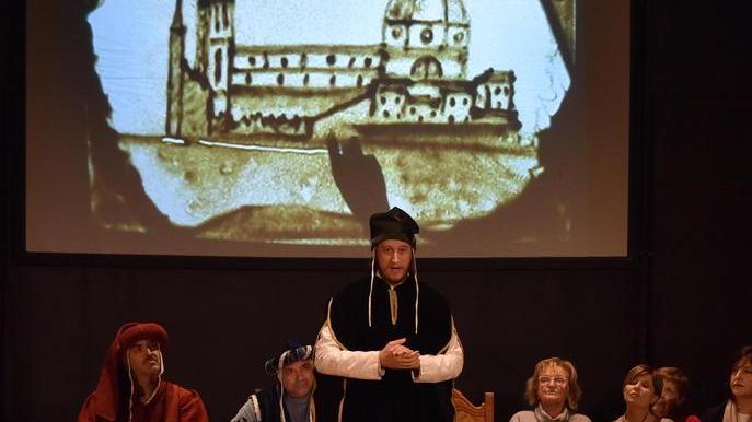 Un momento del processo al condottiero Farinata degli Uberti che è stato celebrato ieri pomeriggio nella sala teatro Il Momento a Empoli